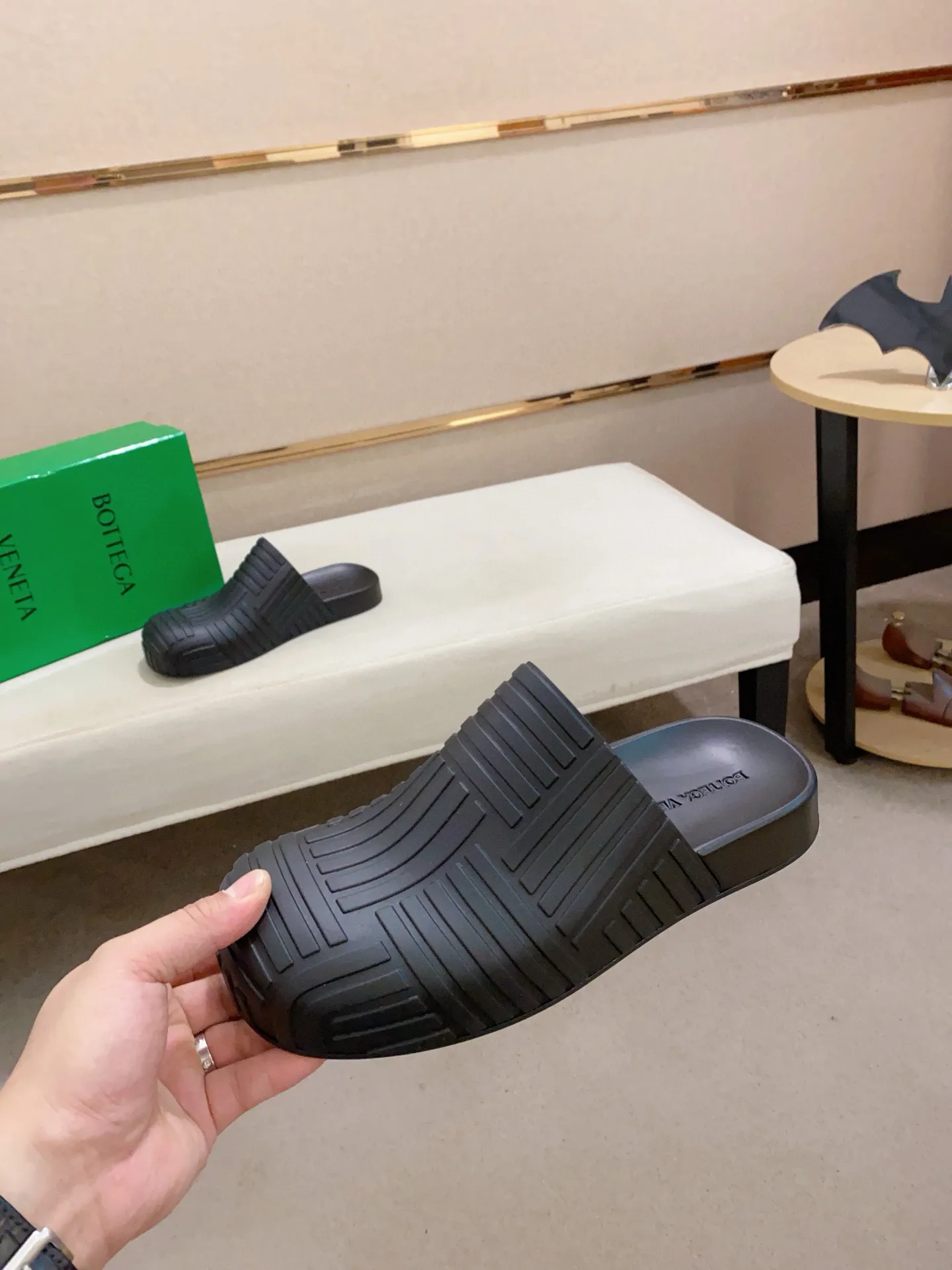 Men's shoes💰: 340💰Couple style👫【BV~Bottega Veneta】Trendy new slippers are on the market, the same style as the official website. Counter quality [strong][strong][strong] Selected rubber fabrics, high-end atmosphere, super cost-effective model. Original wear-resistant rubber outsole. Fine workmanship. The upper layer of materials is used. The quality is visible. Shoe size: Female 36-40. Male 38-46